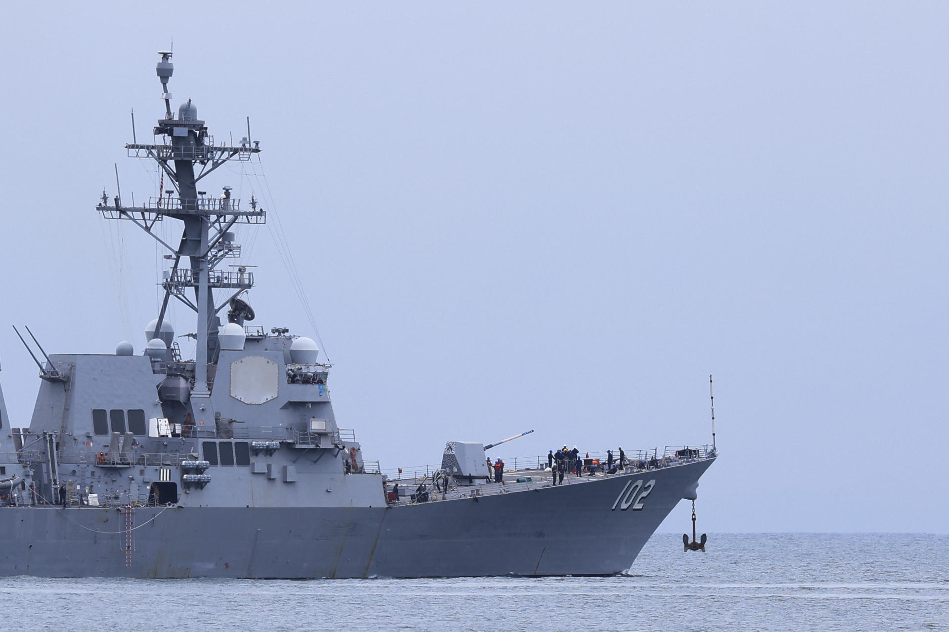El buque de guerra USS Sampson (DDG-102) de la Armada de los Estados Unidos zarpa de la Terminal de Cruceros Amador este martes, en Ciudad de Panamá (Panamá). EFE/ Bienvenido Velasco