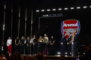 La entrenadora del Arsenal WFC, Reneee Slegers, recibe este lunes el trofeo al mejor equipo femenino durante la gala del Balón de Oro en París. EFE/ Mohammed Badra