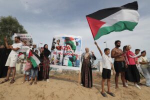 Manifestantes propalestinos apoyan a la flotilla que salió con ayuda humanitaria desde costas españolas hacia Gaza,e hizo escala este domingo en Túnez. EFE/EPA/MOHAMED MESSARA