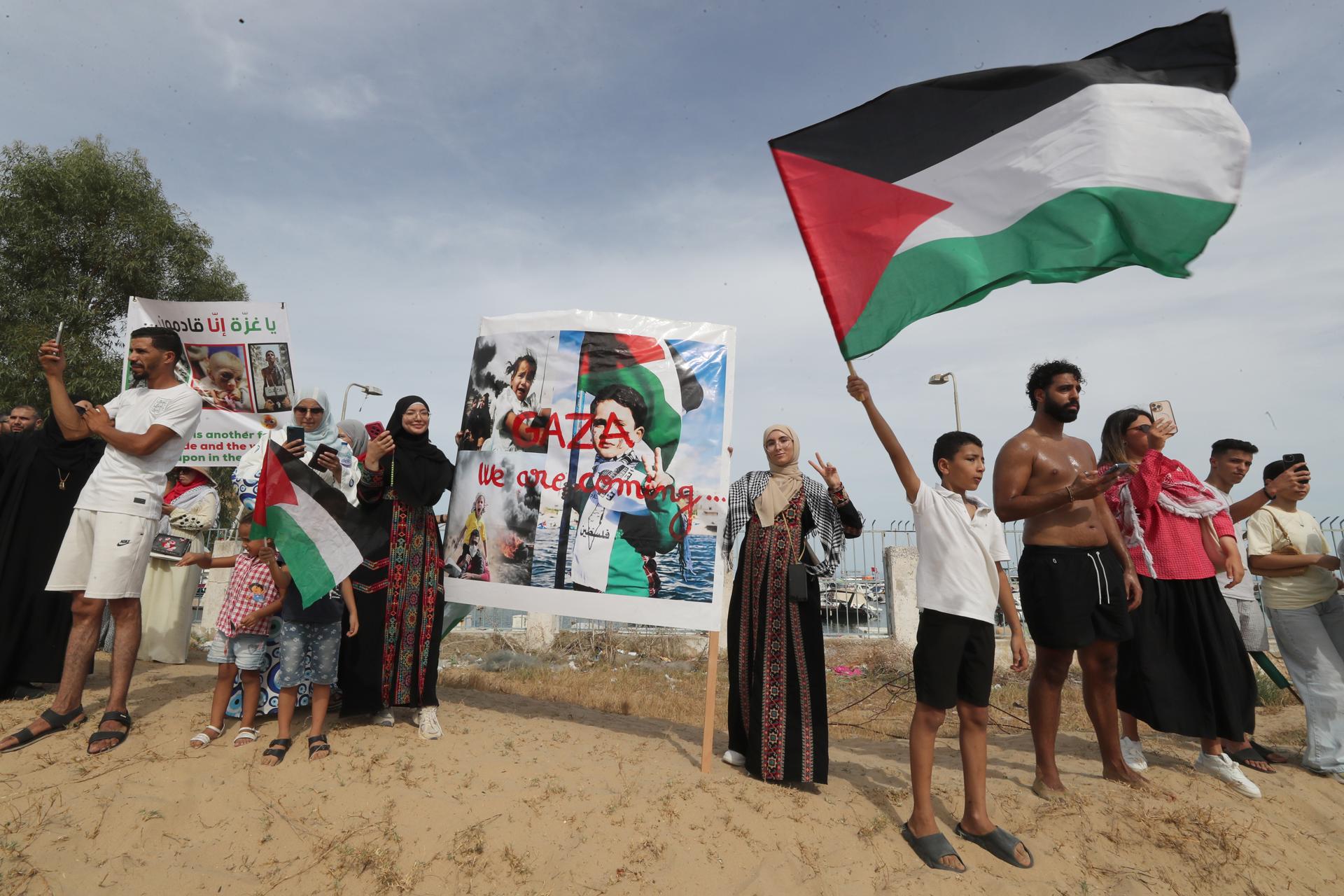 Manifestantes propalestinos apoyan a la flotilla que salió con ayuda humanitaria desde costas españolas hacia Gaza,e hizo escala este domingo en Túnez. EFE/EPA/MOHAMED MESSARA