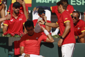 El español Jaume Munar ante el danés Elmer Moeller, durante el partido de la segunda ronda clasificatoria de la Copa Davis, este sábado en el club de tenis Puente Romano en Marbella. EFE/ Jorge Zapata