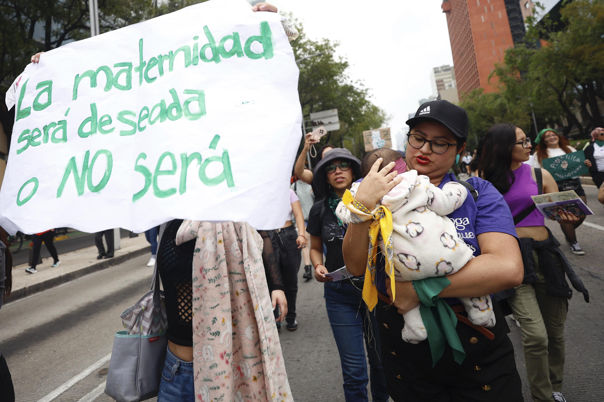 Personas participan en una manifestación este domingo, en Ciudad de México (México). EFE/ Sáshenka Gutiérrez
