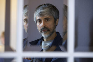 El director de cine Miguel Ángel Delgado posa durante una entrevista concedida a EFE en el marco del Festival de San Sebastián, donde presenta su ópera prima, 'San Simón', el primer largometraje en España que recrea la historia de un campo de concentración franquista y con el que el realizador elabora una "elegía a la memoria" de una isla gallega convertida en prisión por la que pasaron más de 6.000 reclusos. EFE/ Javier Etxezarreta