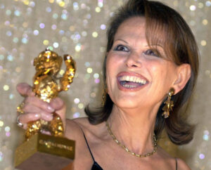 Claudia Cardinale en el Festival de Berlín en 2002. EPA PHOTO DPA/JENS KALAENE/me/mda