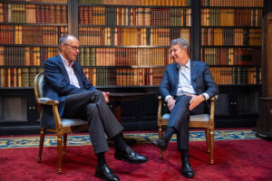 El canciller alemán, Friedrich Merz (i), y el presidente del Partido Popular, Alberto Núñez Feijóo (d), durante su encuentro este viernes en Madrid. EFE/Partido Popular / SOLO USO EDITORIAL/SOLO DISPONIBLE PARA ILUSTRAR LA NOTICIA QUE ACOMPAÑA (CRÉDITO OBLIGATORIO)
