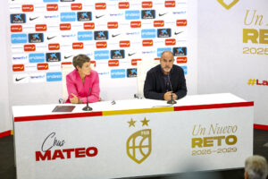 La presidenta de Federación Española de Baloncesto (FEB), Elisa Aguilar (i), presenta a Chus Mateo (d) como nuevo seleccionador absoluto masculino, este martes en Madrid. EFE/Rodrigo Jiménez