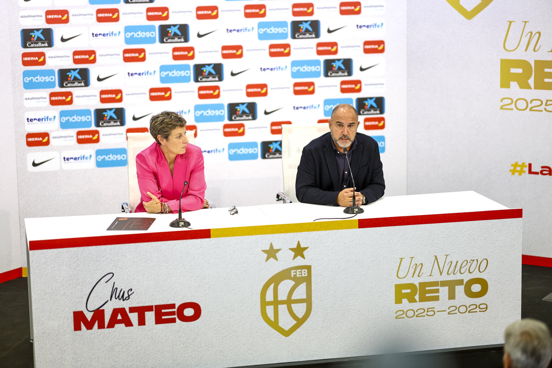 La presidenta de Federación Española de Baloncesto (FEB), Elisa Aguilar (i), presenta a Chus Mateo (d) como nuevo seleccionador absoluto masculino, este martes en Madrid. EFE/Rodrigo Jiménez