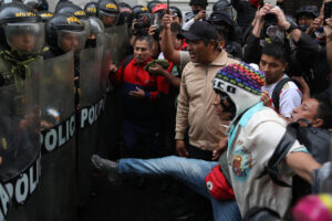 Manifestantes se enfrentan contra integrantes de la Policía Nacional del Perú este sábado, en la Plaza San Martín, en Lima (Perú). EFE/ Paolo Aguilar
