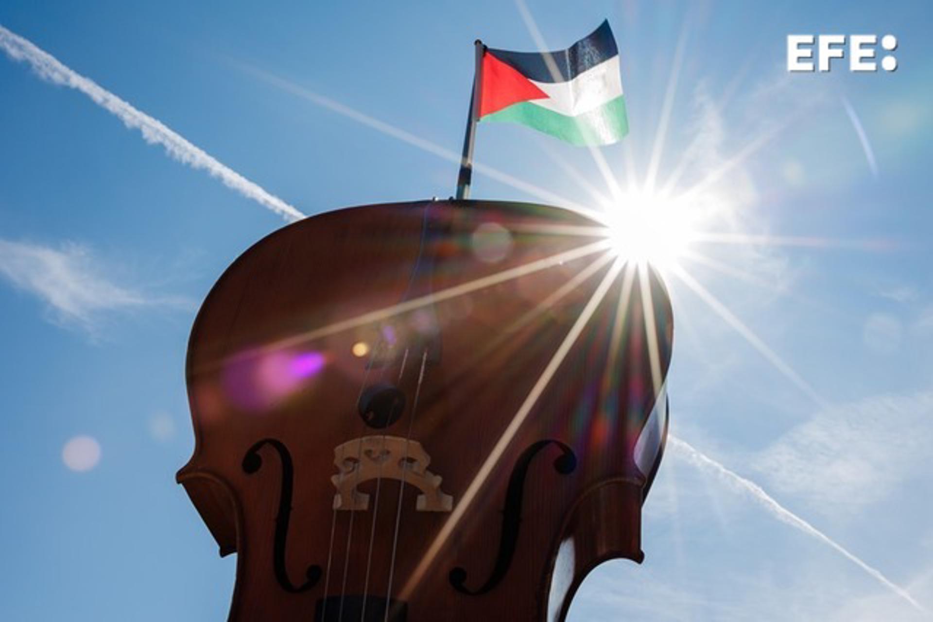 Un musico sujeta un chelo con una bandera palestina en un concierto por los niños en Gaza en Berlín, el 20 de septiembre de 2025. EFE/EPA/CLEMENS BILAN