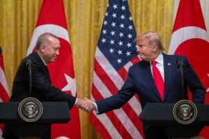 Fotografía de archivo del presidente de EE.UU. Donald J. Trump (d) y su homólogo de Turquía, Recep Tayyip Erdogan (i). EFE/ERIK S. LESSER