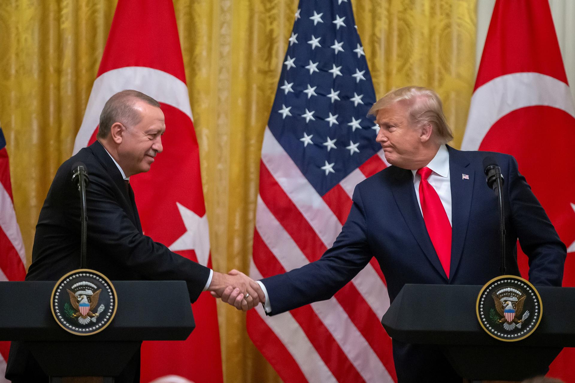 Fotografía de archivo del presidente de EE.UU. Donald J. Trump (d) y su homólogo de Turquía, Recep Tayyip Erdogan (i). EFE/ERIK S. LESSER