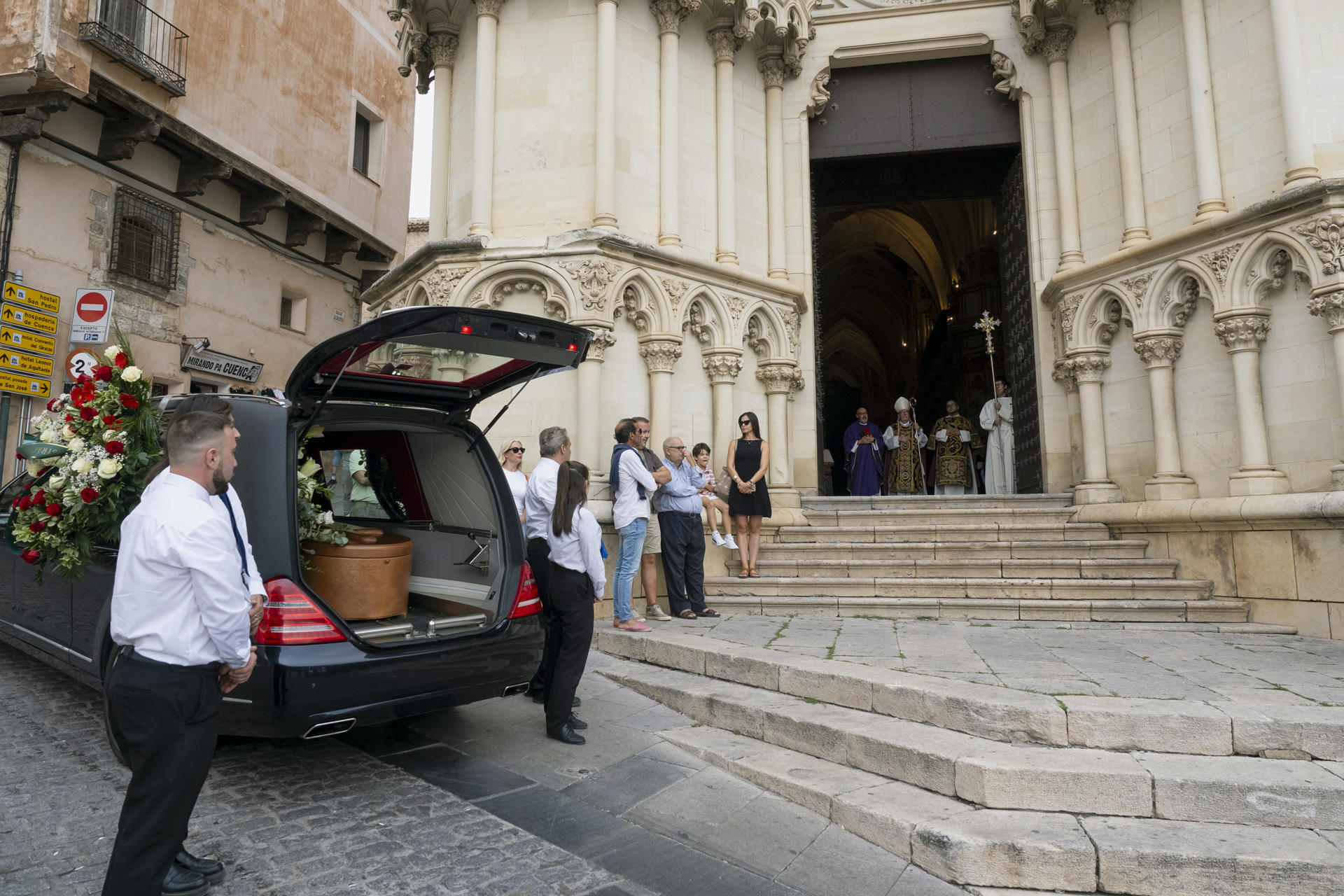 Llegada de los restos de Gustavo Torner a la Catedral de Cuenca donde se ha celebrado hoy Domingo el funeral del artista conquense. EFE / Álvaro del Olmo.