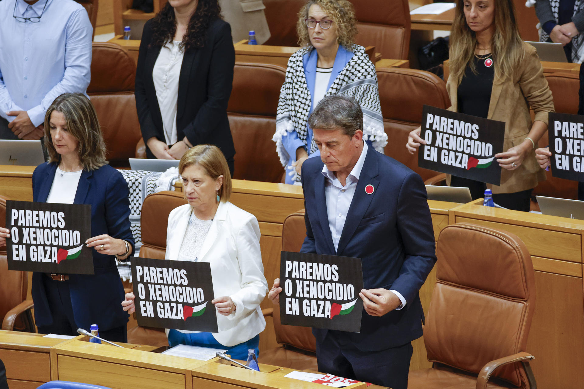 El portavoz del grupo socialista, José Ramón Gómez Besteiro, durante el minuto de silencio en el pleno del Parlamento de Galicia, hoy miércoles en Santiago de Compostela. EFE/Lavandeira jr
