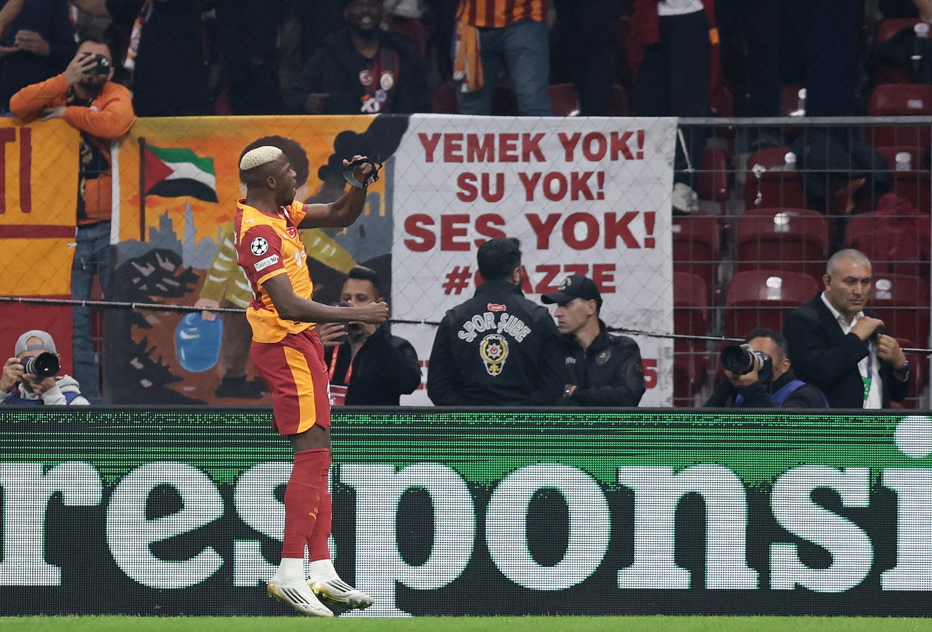 El delantero del Galatasaray Victor Osimhen celebra el 1-0 durante el partido de la UEFA Champions League league que han jugado Galatasaray y Liverpool en Estambul, Turquía. EFE/EPA/ERDEM SAHIN