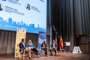 La directora general de Abanca USA y presidenta de la Cámara de Comercio de España en EE. UU., Mónica Vázquez (i), posa junto al presidente de la inmobiliaria Related Group, Jon Paul Pérez, este miércoles durante el Real State Forum 2025 en Miami (EE.UU.). EFE/ Cámara de Comercio de España en EE.UU.