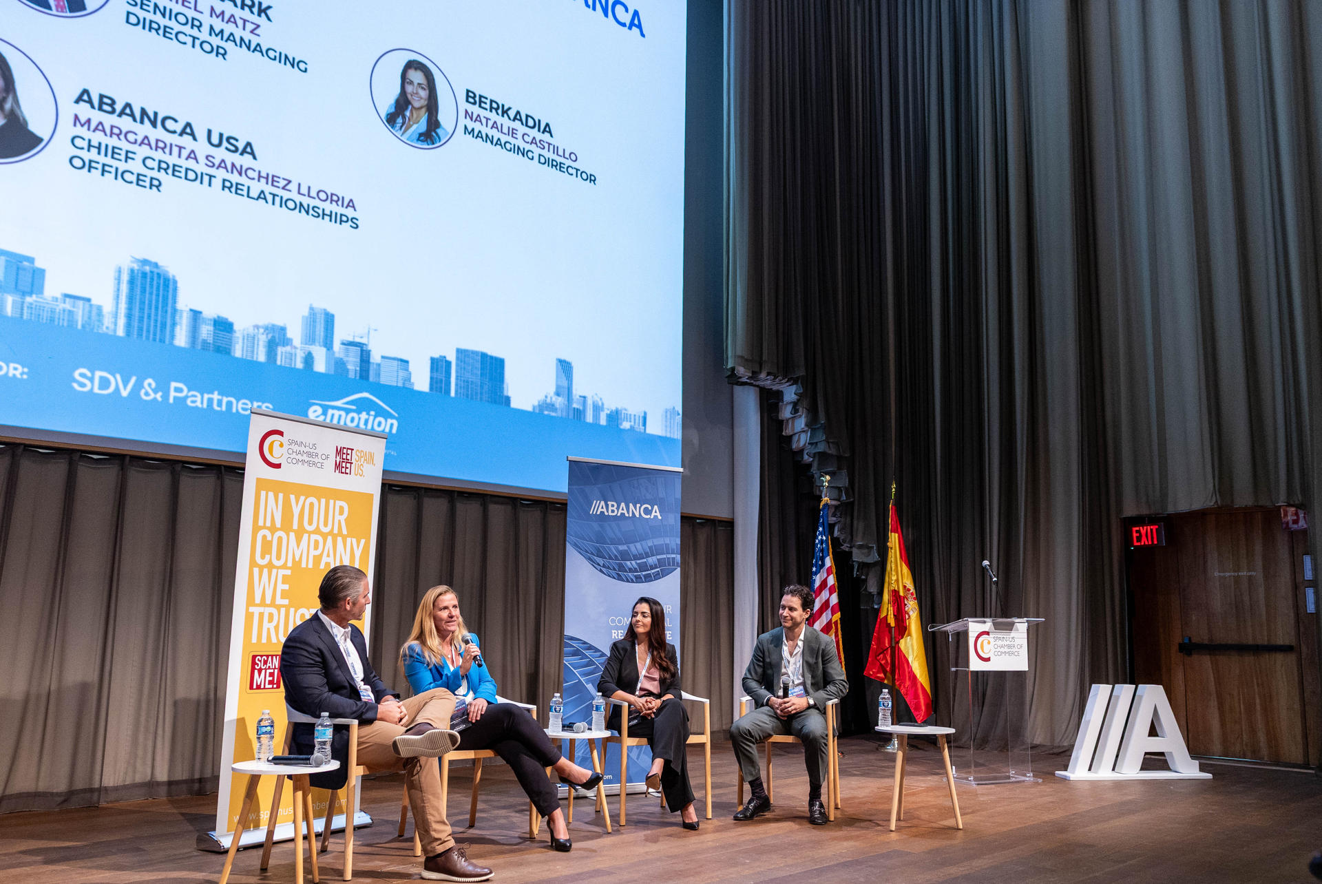 La directora general de Abanca USA y presidenta de la Cámara de Comercio de España en EE. UU., Mónica Vázquez (i), posa junto al presidente de la inmobiliaria Related Group, Jon Paul Pérez, este miércoles durante el Real State Forum 2025 en Miami (EE.UU.). EFE/ Cámara de Comercio de España en EE.UU.