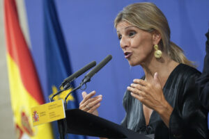 La vicepresidenta segunda y ministra de Trabajo y Economía Social, Yolanda Díaz (en la imagen), y el ministro de Cultura, Ernest Urtasun, ofrecen una rueda de prensa tras mantener una reunión de trabajo con representantes de Greenpeace, Ecologistas en Acción, Amigos de la Tierra, WWF y SEO Bird Life, así como del Colegio de Ingenieros Técnicos Forestales, para analizar la situación tras la reciente oleada de incendios. EFE/ Borja Sanchez-trillo