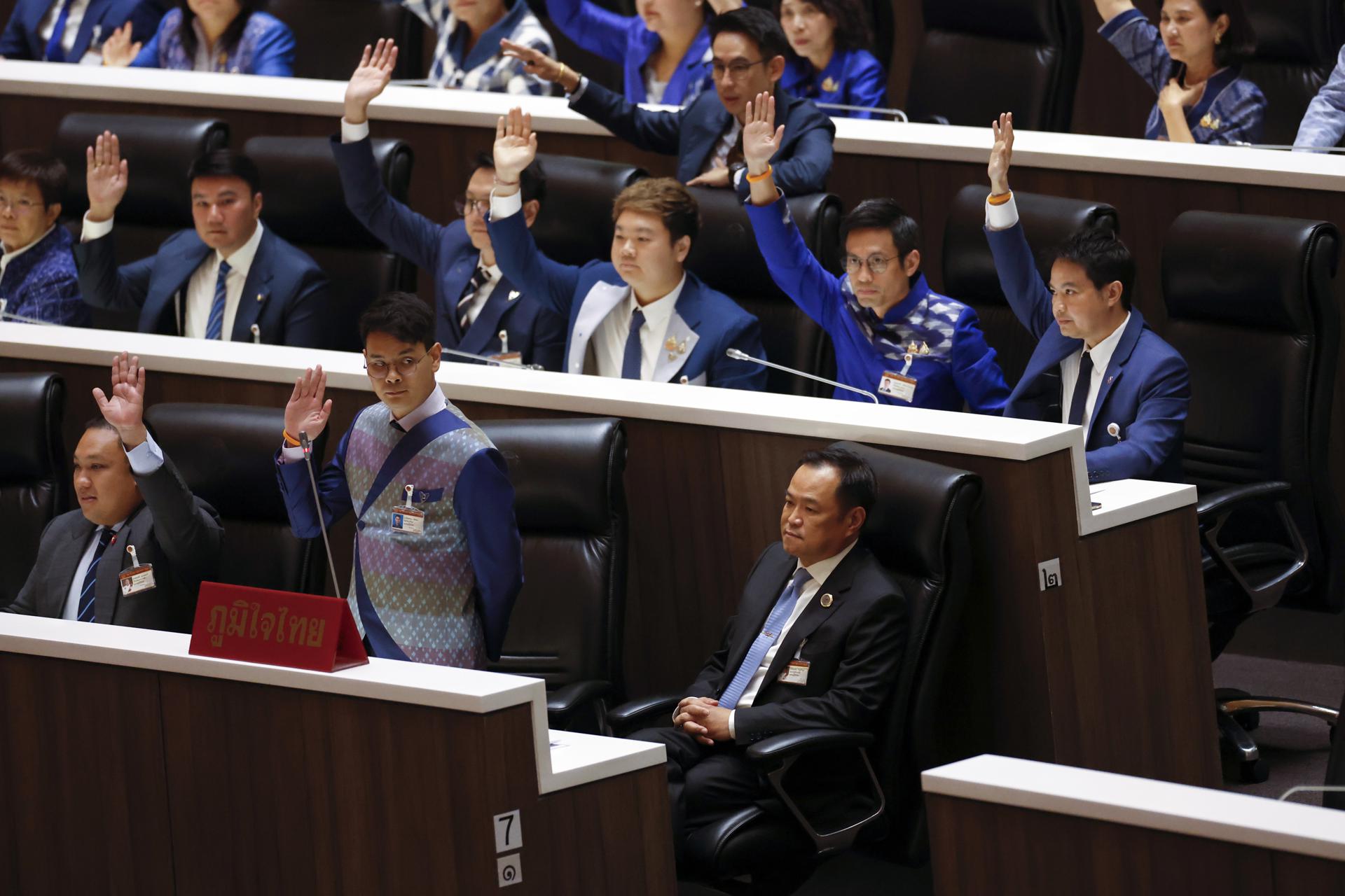 Bangkok (Tailandia), 05/09/2025.- El líder del Partido Bhumjaithai, Anutin Charnvirakul, durante la votación parlamentaria para elegir al nuevo primer ministro de Tailandia, proceso del que resultó ganador con 311 votos, en una cámara formada por 492 miembros. EFE/EPA/RUNGROJ YONGRIT
