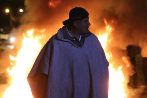 Un hombre camina por una carretera bloqueada, durante una manifestación por la reciente alza del precio del diésel, en Carchi (Ecuador). EFE/ Xavier Montalvo