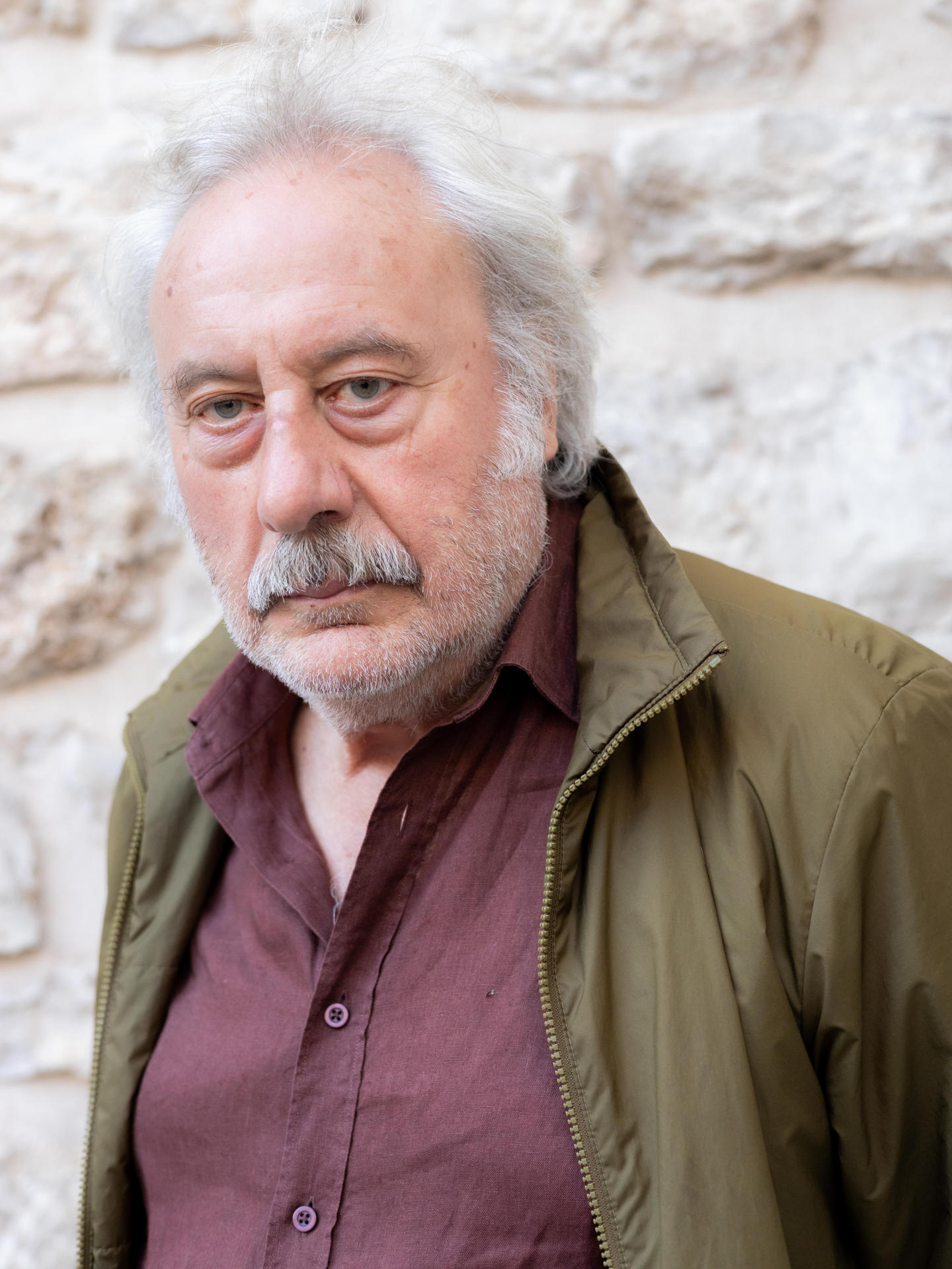 El escritor Julio Llamazares en Teruel, durante el recorrido de presentación a la prensa del libro 'El viaje de mi padre'. EFE/ Jeosm/ Editorial Alfaguara***SOLO USO EDITORIAL/SOLO DISPONIBLE PARA ILUSTRAR LA NOTICIA QUE ACOMPAÑA (CRÉDITO OBLIGATORIO)***

