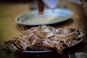 Imagen de archivo de un plato de cordero asado. EFE/Daniel Fernández