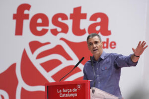 El presidente del Gobierno, Pedro Sánchez participó este domingo en la tradicional Fiesta de la Rosa del PSC en Gavá, Bacelona, este domingo, en pleno debate público sobre los nuevos pasos a dar hacia una financiación singular para Cataluña. EFE/ Alejandro García