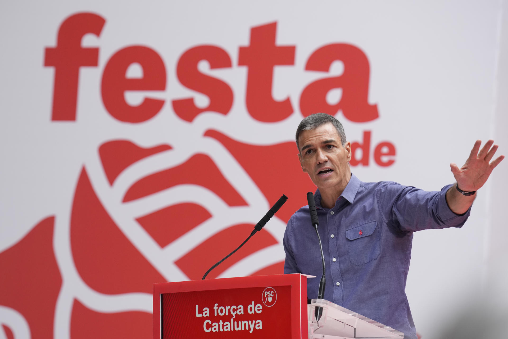 El presidente del Gobierno, Pedro Sánchez participó este domingo en la tradicional Fiesta de la Rosa del PSC en Gavá, Bacelona, este domingo, en pleno debate público sobre los nuevos pasos a dar hacia una financiación singular para Cataluña. EFE/ Alejandro García