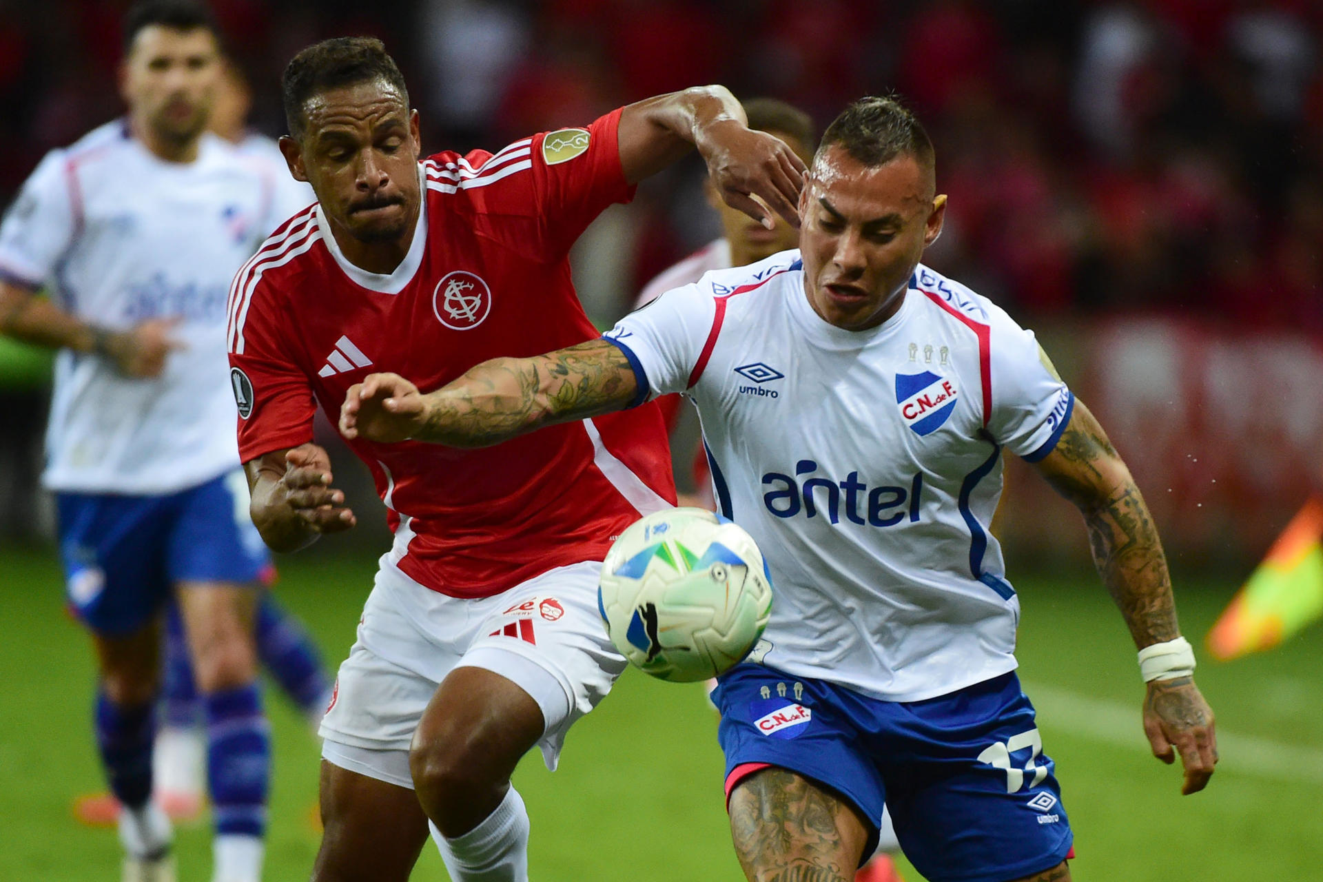 El chileno duardo Vargas (d) sigue como el máximo goleador de la Sudamericana en una misma edición con 11 tantos. EFE/Ricardo Rimoli