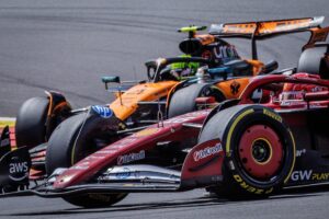 Piloto de McLaren Lando Norris (I), en pugna con Charles Leclerc, de Ferrari, durante la carrera Sprint del Gran Premio de Fórmula 1 de Bélgica en Francorchamps, el 26 de julio de 2025. EFE/EPA/OLIVIER MATTHYS