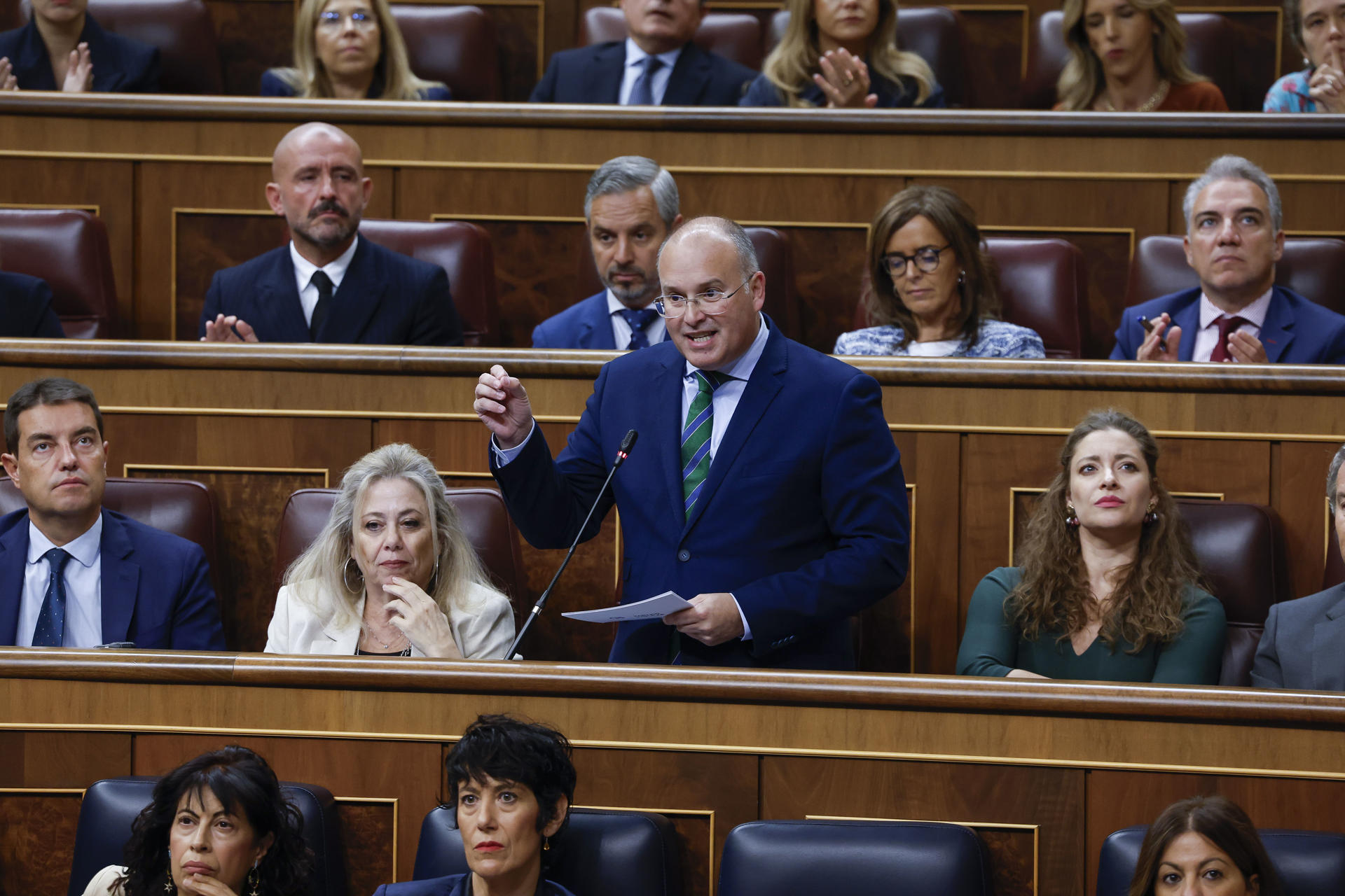El diputado del Partido Popular Miguel Tellado (c) interviene durante la sesión de control al Gobierno en el Congreso de los Diputados en Madrid, este miércoles. EFE/ J.J. Guillén
