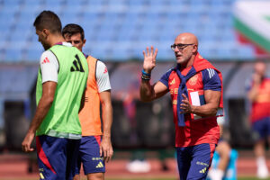 El técnico de la Selección Española de Fútbol Luis de la Fuente (d) dirige un entrenamiento del equipo en el Estadio Vasil Levski de Sofía (Bulgaria) este viernes antes de viajar a Konya. EFE/ Ángel Martínez/RFEF SOLO USO EDITORIAL/SOLO DISPONIBLE PARA ILUSTRAR LA NOTICIA QUE ACOMPAÑA (CRÉDITO OBLIGATORIO)
