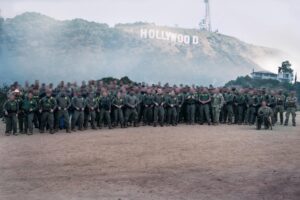Fotografía divulgada por el comandante de Operaciones Generales de la Patrulla Fronteriza de EE.UU. en California, Gregory K. Bovino, en su cuenta oficial @CMDROpAtLargeCA en la red social X donde aparecen decenas de agentes de su departamento posando frente al icónico letrero de Hollywood de fondo. EFE/ @CMDROpAtLargeCA