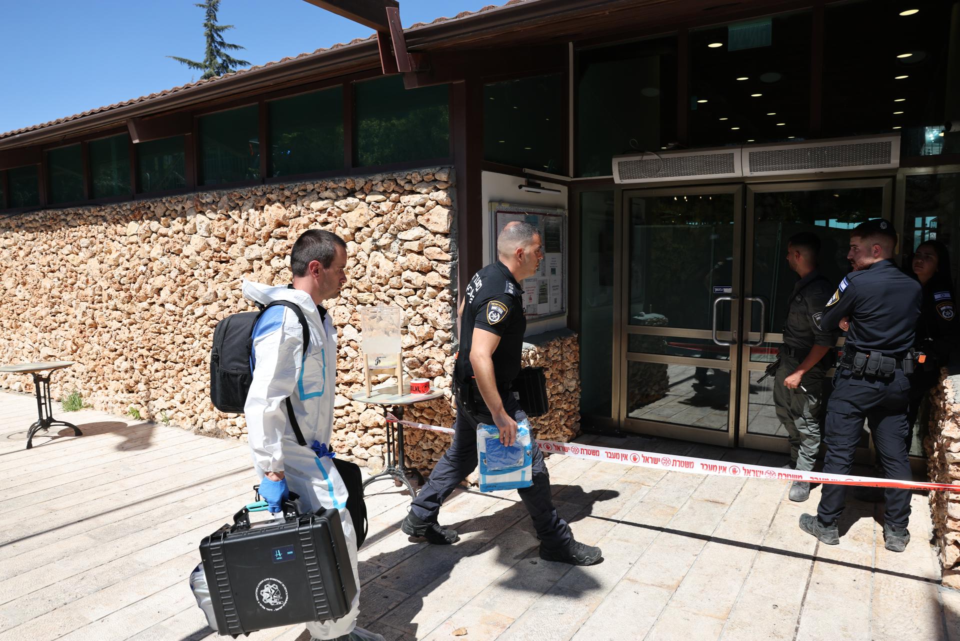 La policía israelí en el kibutz Tzova, localizado cerca de Jerusalén. EFE/EPA/ABIR SULTAN
