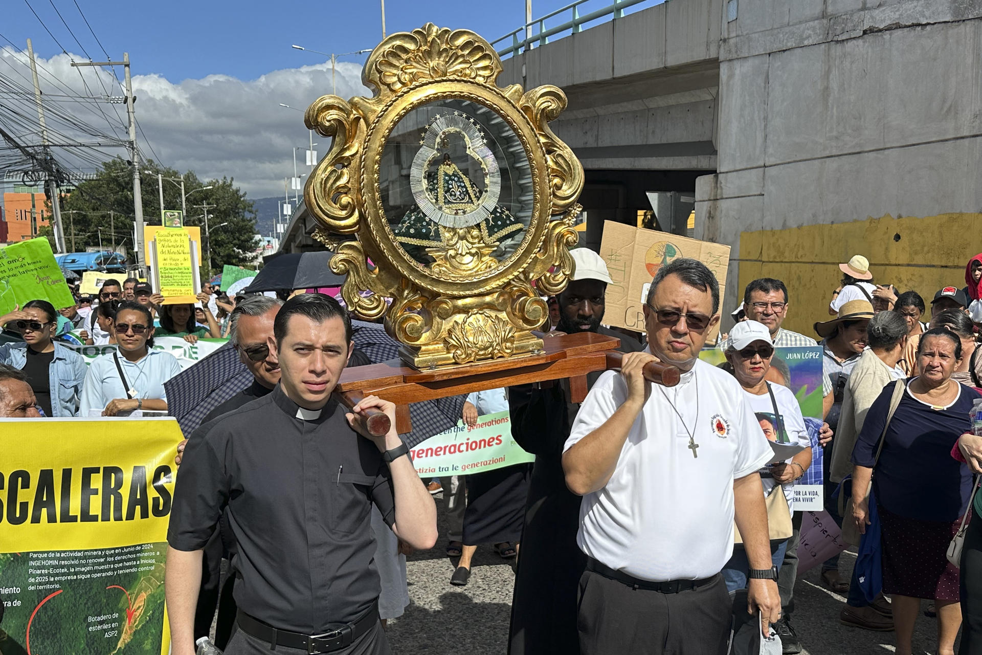 Sacerdotes hondureños cargan una réplica de Virgen de Suyapa, Patrona de Honduras, durante una peregrinación este sábado, en Tegucigalpa (Honduras). EFE/Germán Reyes
