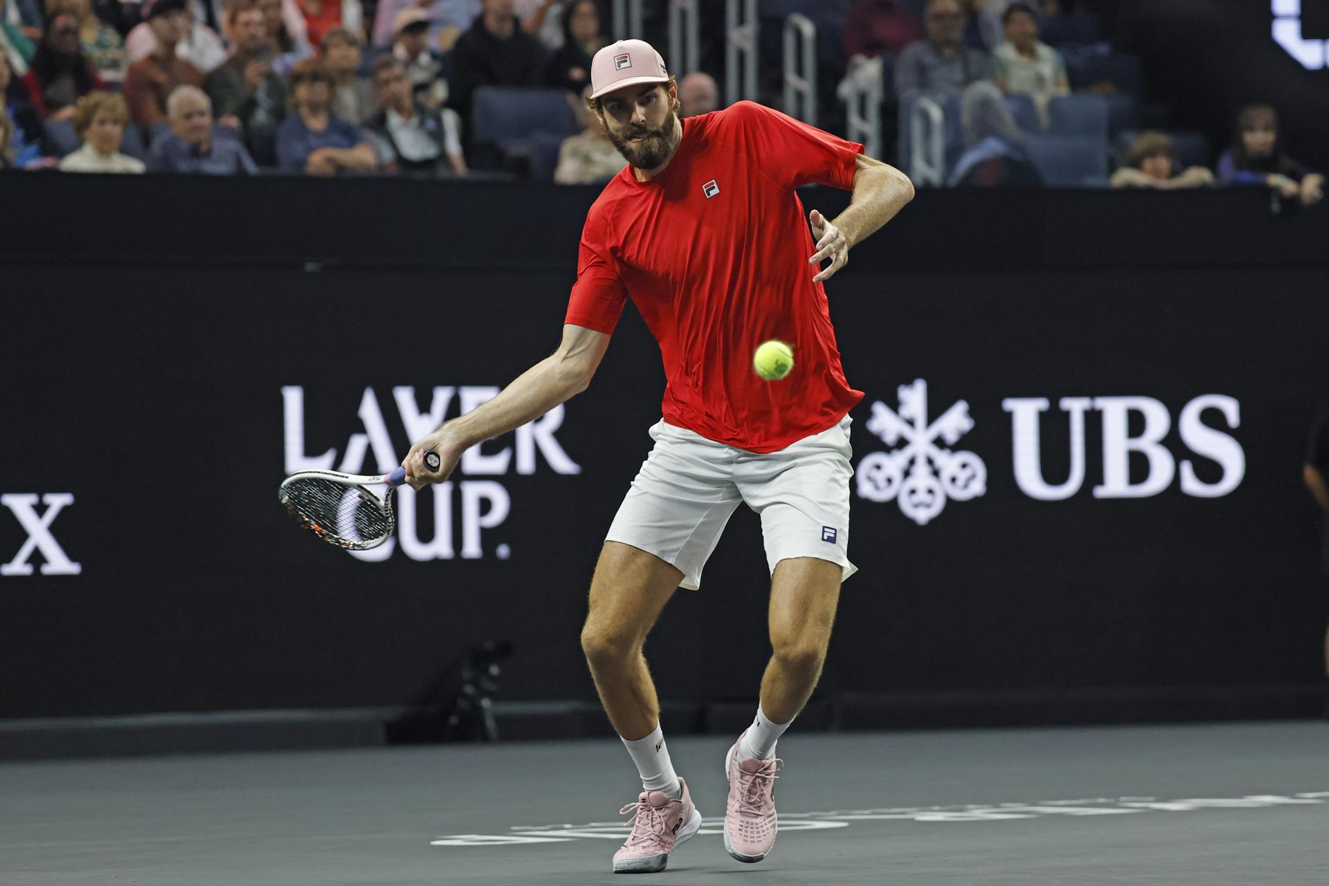 El tenista estadounidense Reilly Opelka cayó este viernes ante el noruego Casper Ruud en el partido inaugural de la Copa Laver 2025 en San Francisco (Estados Unidos), un resultado que adelantó a Europa por 1-0. EFE/EPA/JOHN G. MABANGLO