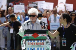 El director de cine Pedro Almodóvar participa en la lectura de los nombres de los niños y niñas asesinados en Gaza durante la concentración promovida por 'Artistas con Palestina'este lunes en la Puerta del Sol. EFE/ Rodrigo Jiménez