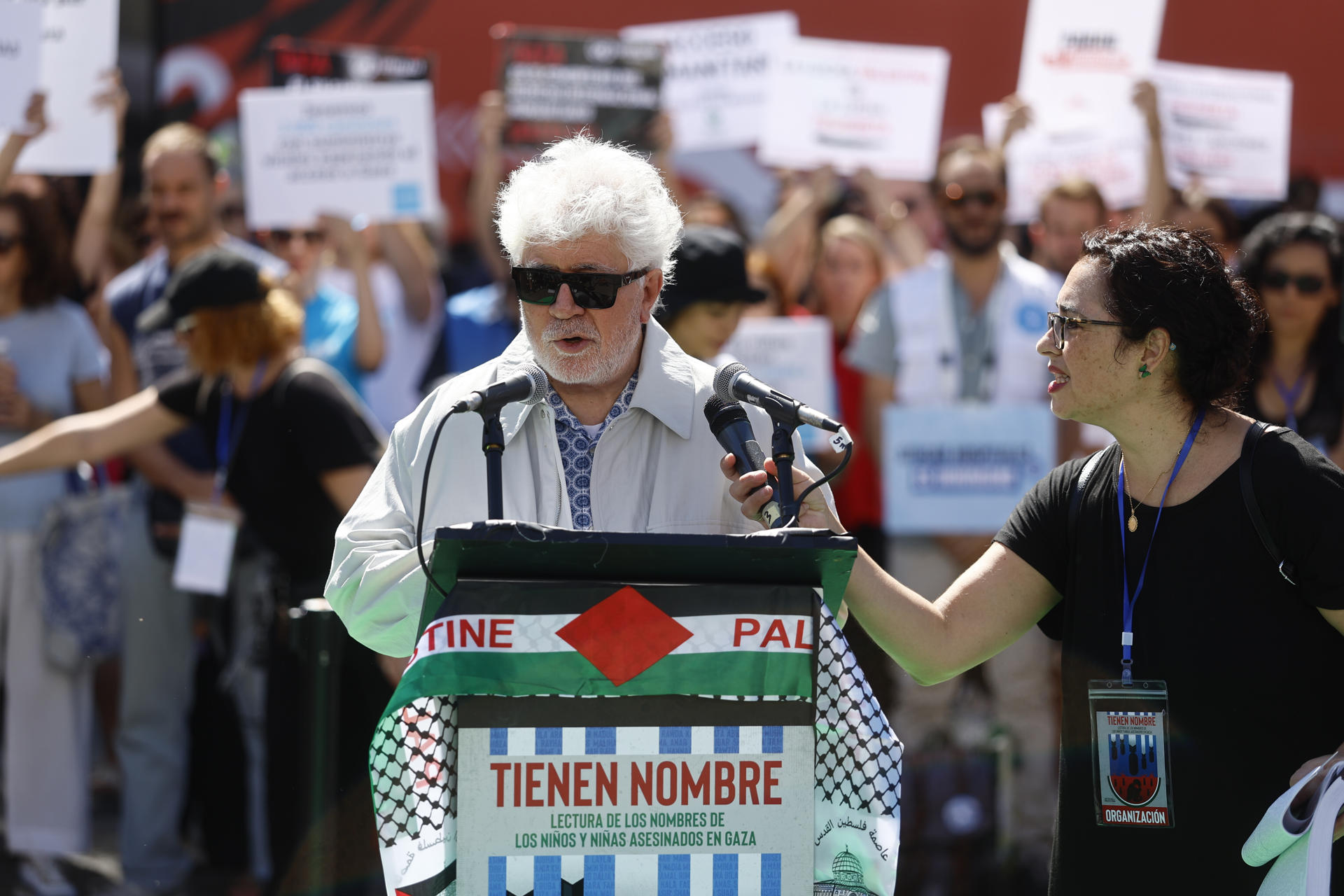 El director de cine Pedro Almodóvar participa en la lectura de los nombres de los niños y niñas asesinados en Gaza durante la concentración promovida por 'Artistas con Palestina'este lunes en la Puerta del Sol. EFE/ Rodrigo Jiménez