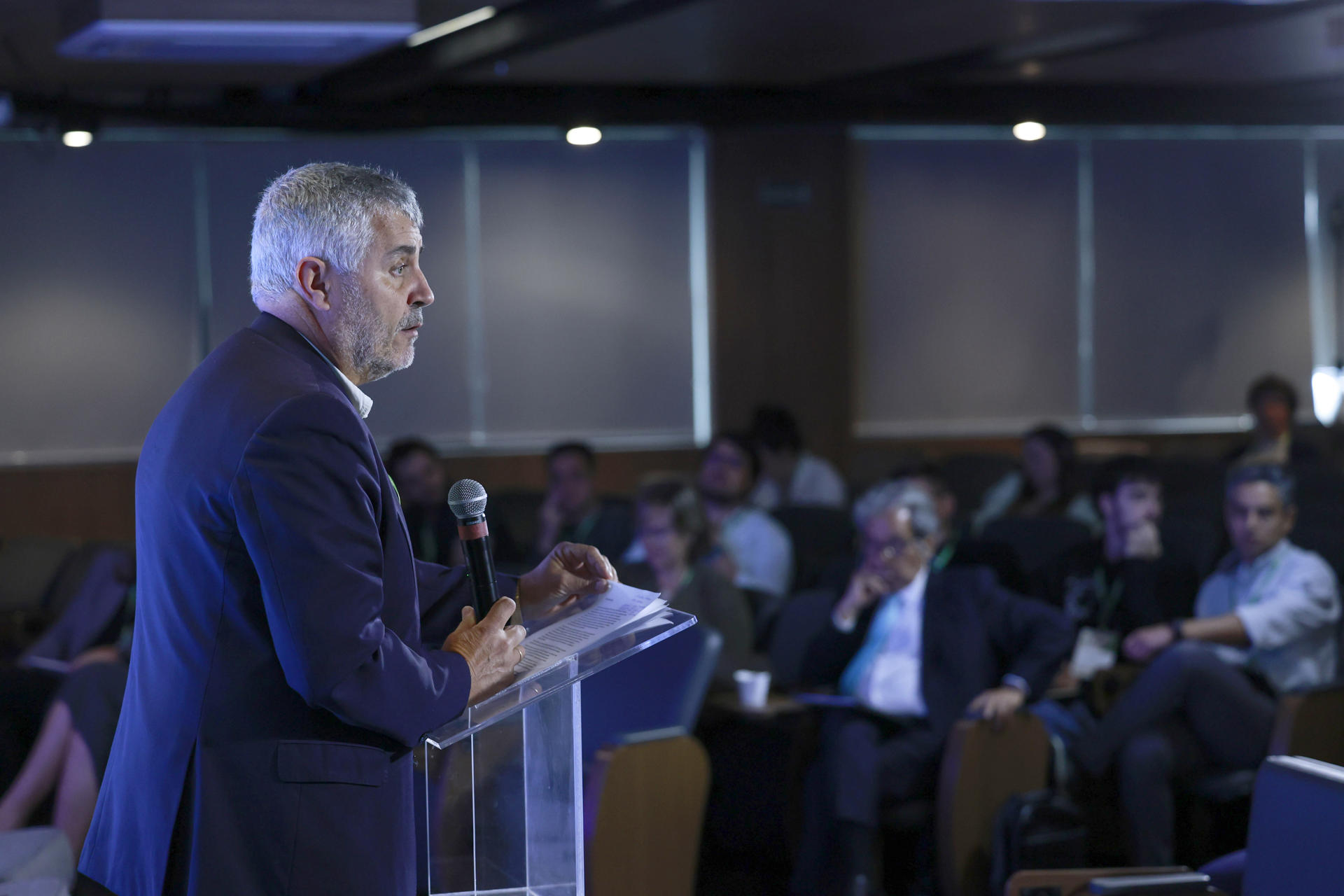 El presidente de la agencia EFE, Miguel Ángel Oliver (i), al intervenir este jueves, 4 de septiembre, durante la apertura del III Foro Latinoamericano de Economía Verde (FLEV), en São Paulo (Brasil). EFE/Sebastiao Moreira