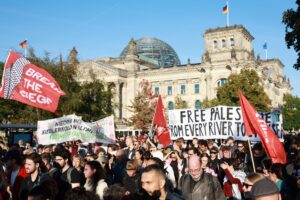 Participantes en la manifestación contra la actuación israelí en Gaza que ha tenido lugar este sábado en Berlín a su paso por el Parlamento alemán. EFE/EPA/Clemens Bilan