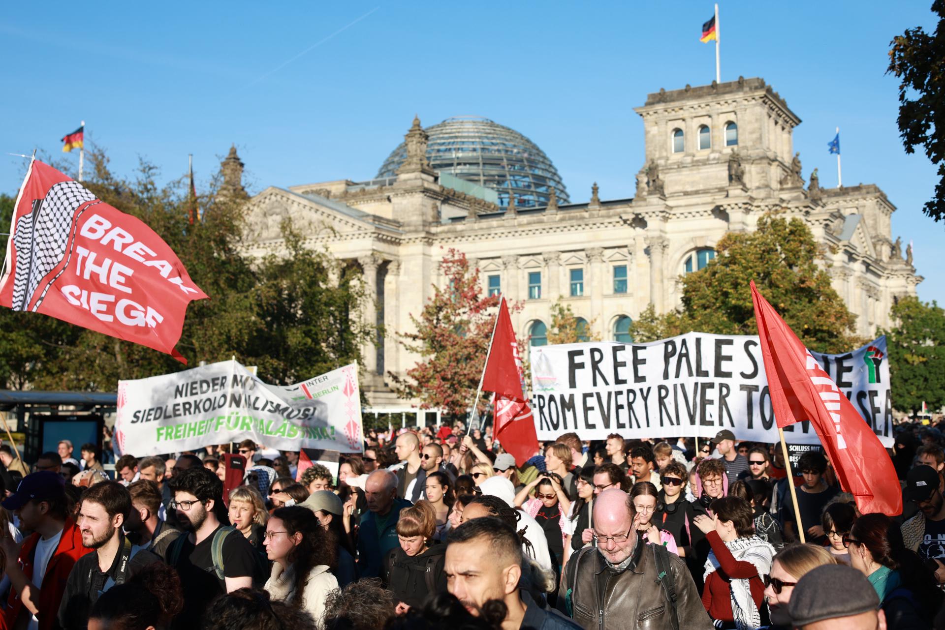 Participantes en la manifestación contra la actuación israelí en Gaza que ha tenido lugar este sábado en Berlín a su paso por el Parlamento alemán. EFE/EPA/Clemens Bilan