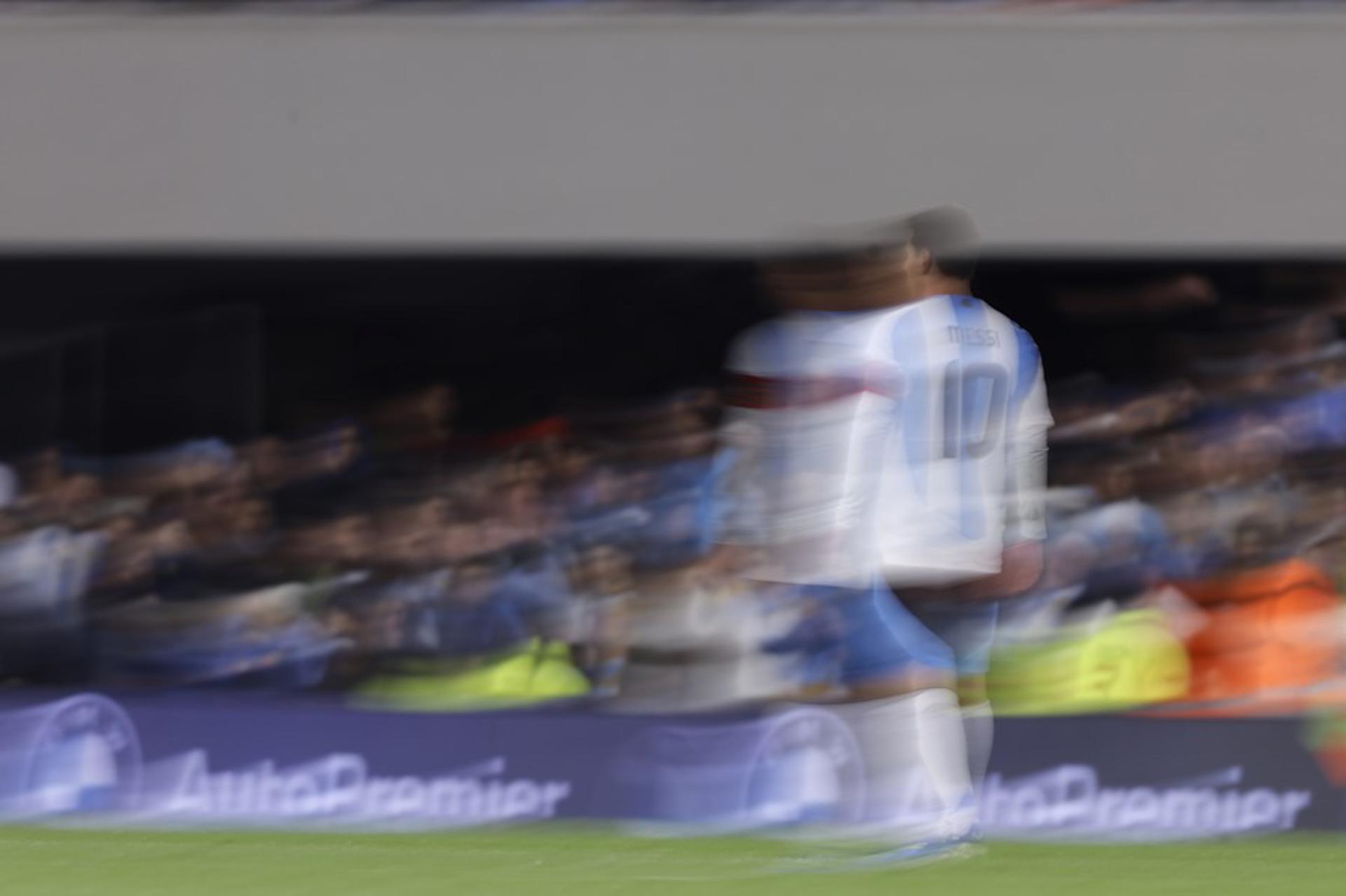 Lionel Messi de Argentina reacciona en un partido por las eliminatorias a la Copa Mundial 2026. EFE/ Juan Ignacio Roncoroni