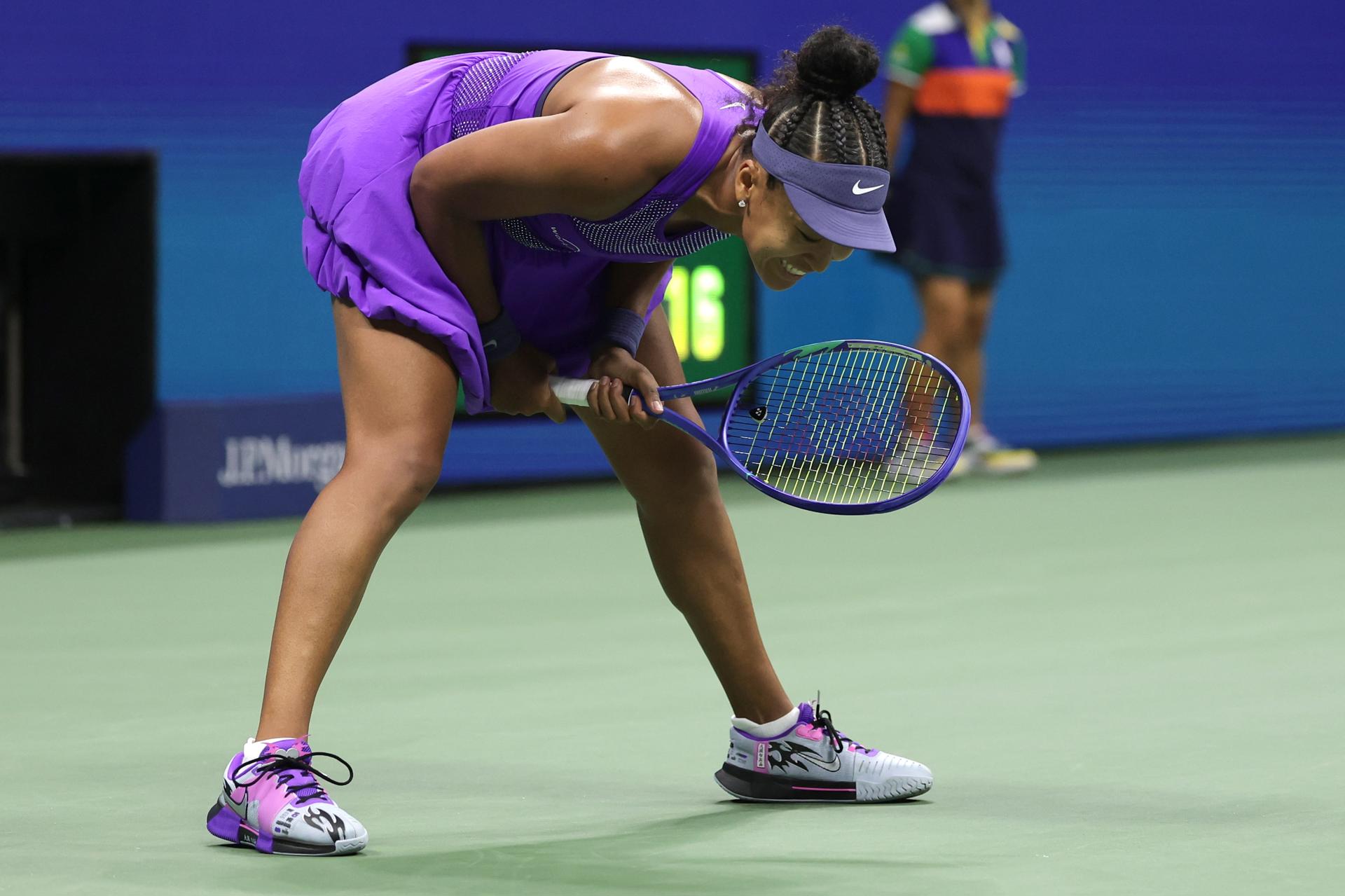 La japonesa Naomi Osaka se despidió este jueves del Abierto de Estados Unidos al caer en semifinales con la estadounidense Amanda Anisimova, quien jugará por el título con la bielorrusa Aryna Sabalenka. EFE/EPA/CRISTOBAL HERRERA-ULASHKEVICH
