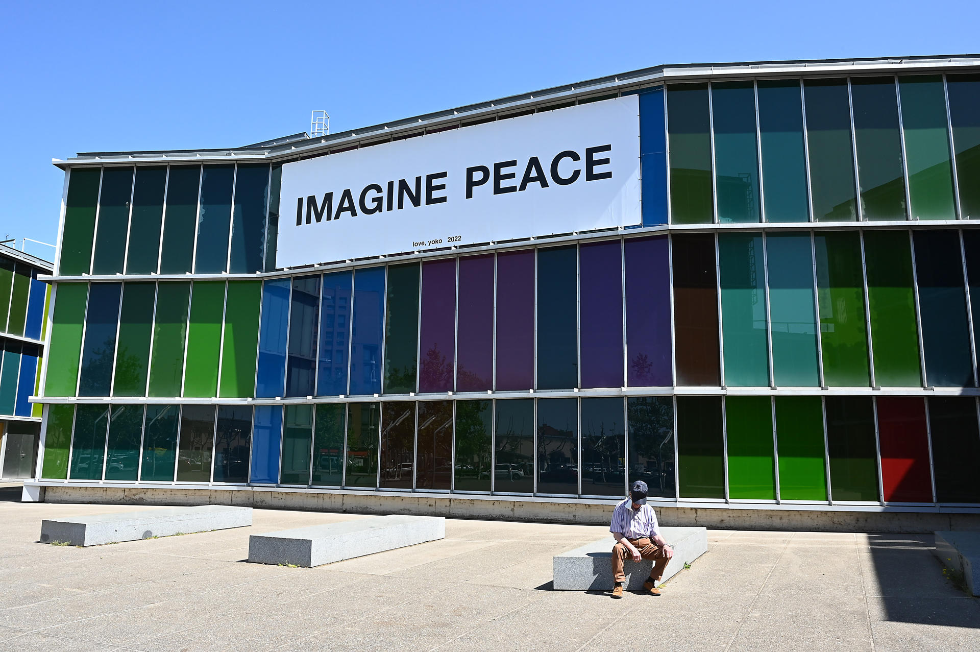 Instalación de Yoko Ono para la fachada del Museo de Arte Contemporáneo de Castilla y León (MUSAC) en 2022. EFE/J.Casares