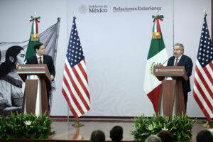 El secretario de Relaciones Exteriores, Juan Ramón de la Fuente (d) y el secretario de Estado de Estados Unidos, Marco Rubio (i), hablan durante una rueda de prensa conjunta en la Cancillería de México este miércoles, en la Ciudad de México (México). EFE/Sáshenka Gutiérrez