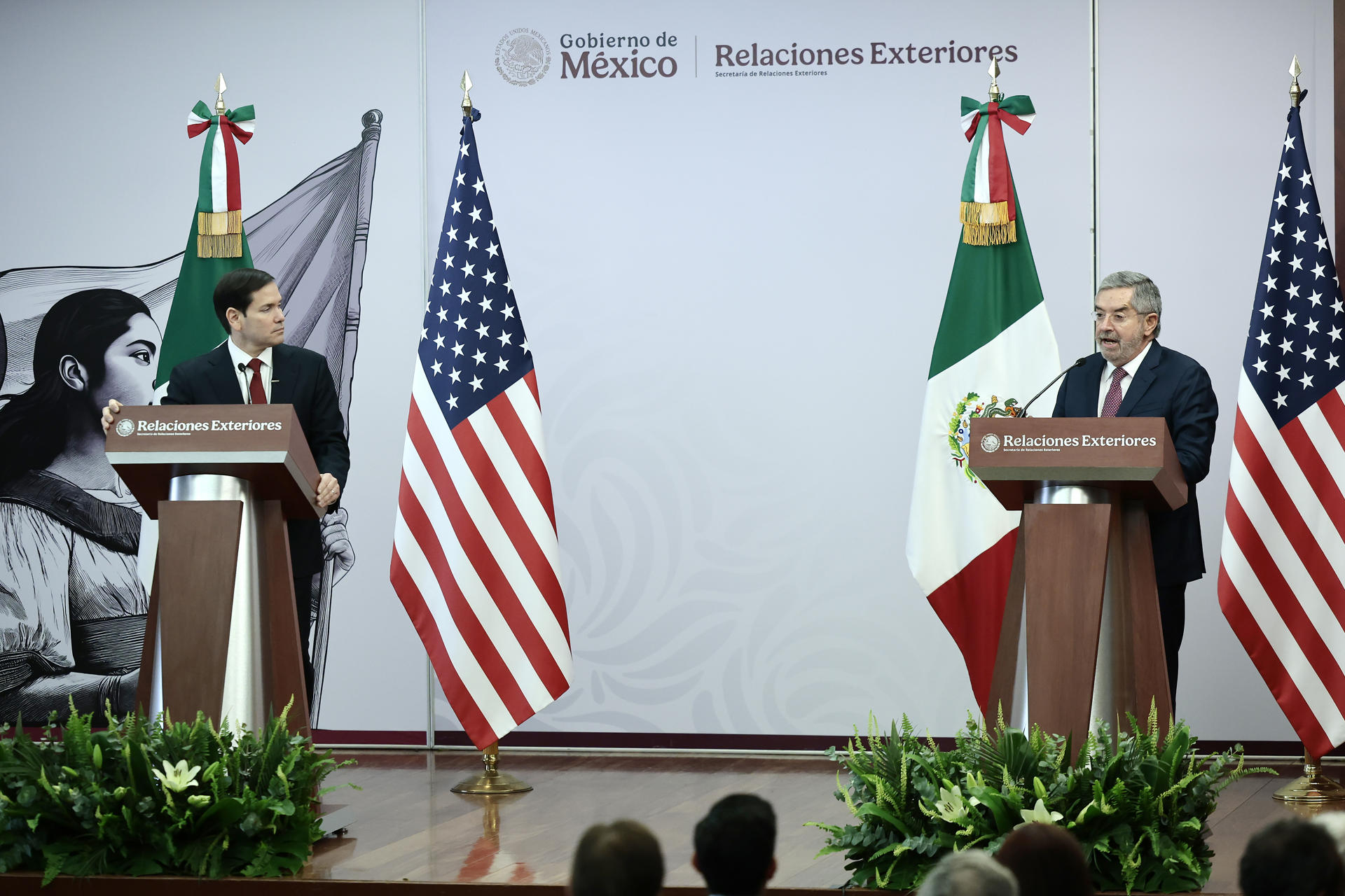 El secretario de Relaciones Exteriores, Juan Ramón de la Fuente (d) y el secretario de Estado de Estados Unidos, Marco Rubio (i), hablan durante una rueda de prensa conjunta en la Cancillería de México este miércoles, en la Ciudad de México (México). EFE/Sáshenka Gutiérrez