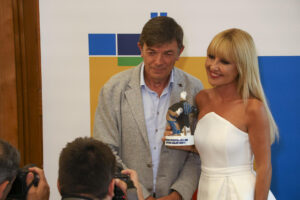 La actriz y presidenta de la Academia de las Artes Escénicas de España, Cayetana Guillén Cuervo (d), recibe el premio de la Universidad Internacional Menéndez Pelayo a la Cinematografía, este miércoles en Santander, dentro de la clausura de los cursos de verano 2025. EFE/Celia Agüero Pereda