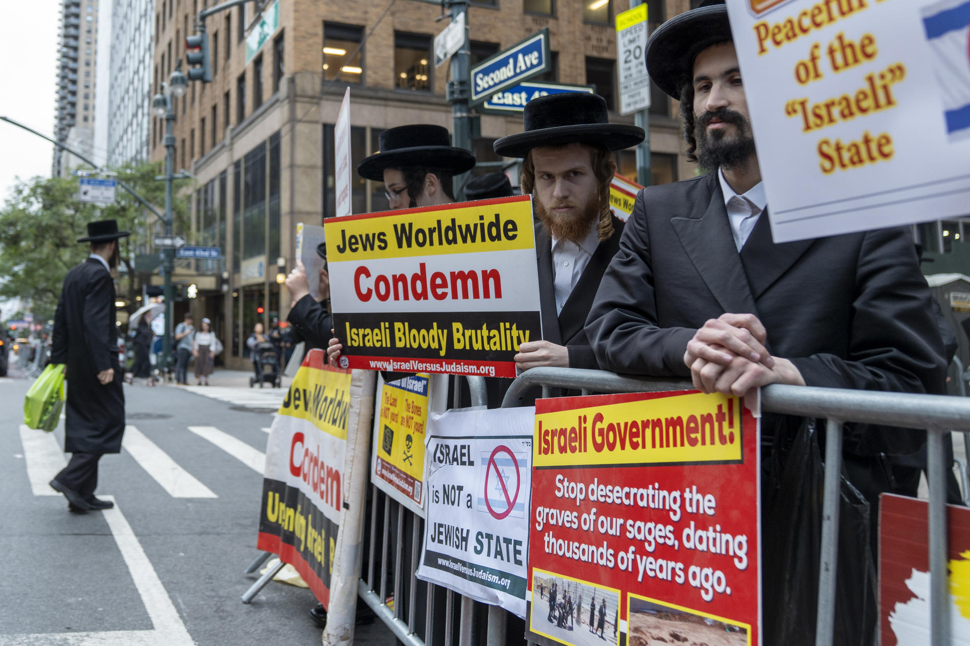 Integrantes de la comunidad judío ortodoxa participan en una manifestación este miércoles, frente al Consulado de Israel en Nueva York (EE.UU.). EFE/ Angel Colmenares
