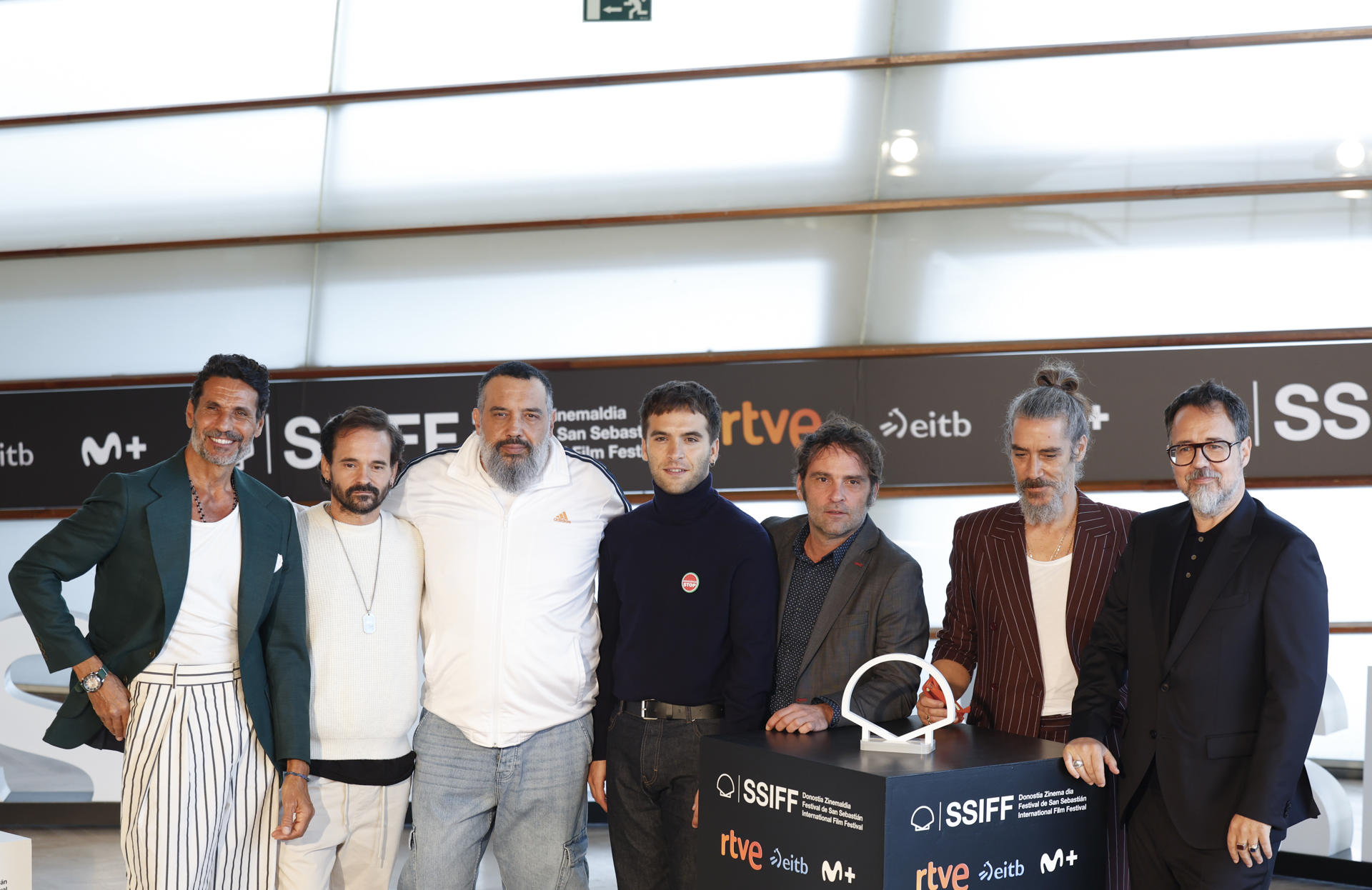 Los realizadores, Paco Plaza (d), y Pablo Guerrero (3d), posan junto a los actores, Óscar Higares (i), Carlos Bernardino (2i), Pedro Bachura (3i), Ricardo Gómez (c), y Óscar Jaenada (2d), tras presentar su película 'La suerte', incluida en la Sección Oficial del Festival de la 73 edición del Festival Internacional de Cine de San Sebastián. EFE/Juan Herrero