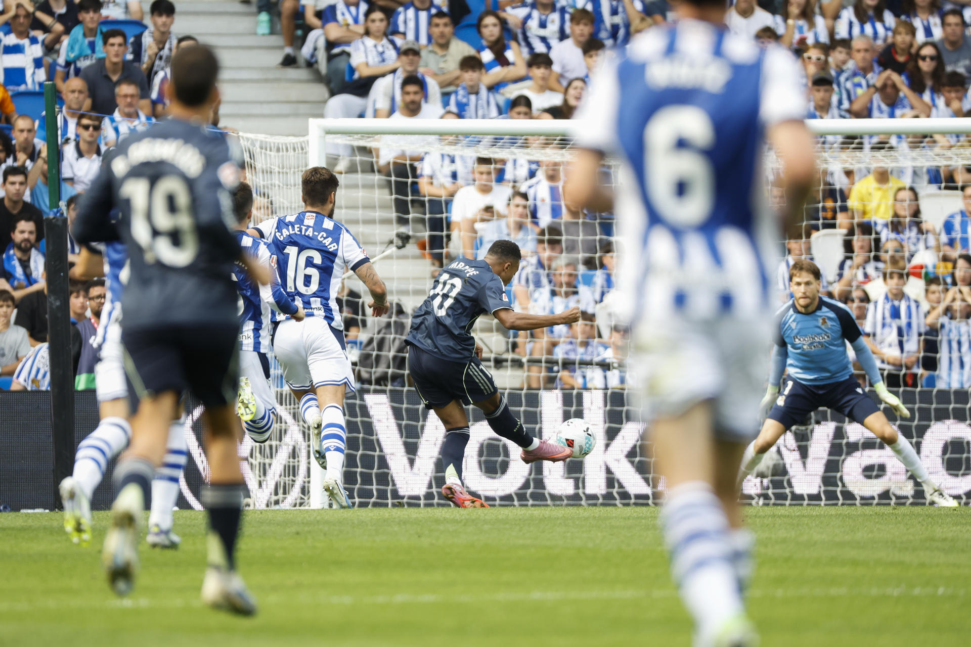 -El delantero francés del Real Madrid, Kylian Mbappé, remata a gol contra la Real Sociedad durante el partido de la jornada 4 de La Liga EA Sports este sábado en el estadio Municipal de Anoeta en San Senastián.- EFE/ Javier Etxezarreta