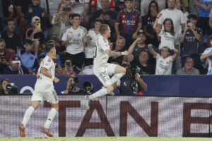 El centrocampista argentino del Real Madrid Franco Mastantuono (d) celebra su gol, segundo del equipo ante el Levante, durante el partido de la sexta jornada de LaLiga ante el Levante. EFE/Ana Escobar
